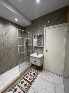 A bathroom at Luxury 4-bedrooms apartment