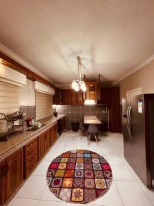een keuken met een groot tapijt op de vloer bij Luxury 4-bedrooms apartment in Aqaba