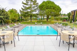 Hôtel Parc du Landreau内部或周边的泳池