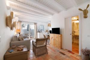 a living room with a couch and a table at Casa de Benafim 51 in Benafim
