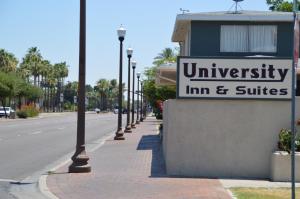 坦培University Inn ASU/Tempe的街上的大学旅馆和套房的标志