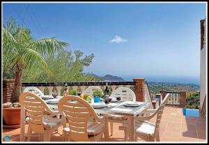 フリヒリアナにあるVilla El Pedregalの海の景色を望むパティオ(テーブル、椅子付)