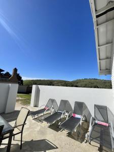 un gruppo di sedie e tavoli su un patio di LTB-Waterkant Cottage a Malgas