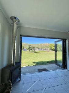 una porta aperta con vista su un campo di LTB-Waterkant Cottage a Malgas