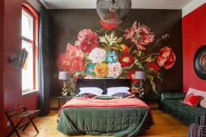ベルリンにあるアールヌーボー ホテル アム クアフュルステンダムの花の壁画が壁に施されたベッドルーム