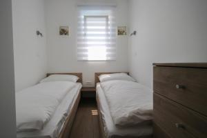 Un pat sau paturi într-o cameră la Apartments Villa Rivarella