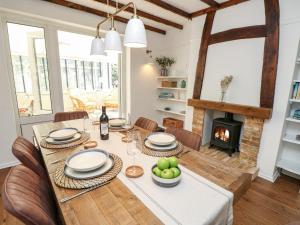 uma sala de jantar com uma mesa e uma lareira em Topsails em Freshwater