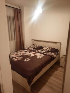 a bedroom with a bed with flowers on it at Timea's House in Bistriţa
