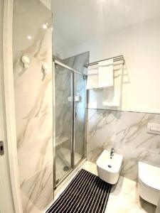 ミラノにある• Appartamento • Washingtonのバスルーム(シャワー、トイレ、シンク付)