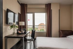 Televízia a/alebo spoločenská miestnosť v ubytovaní Hotel Medium Valencia
