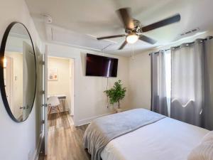 een slaapkamer met een bed en een plafondventilator bij 2BR Cedar Lane Road Retreat at Swamp Rabbit Trail! in Greenville