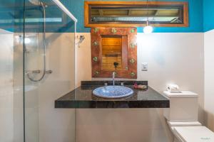 W łazience znajduje się umywalka, prysznic i toaleta. w obiekcie Pousada Watu Kerere w mieście Praia do Rosa