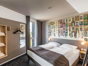 Postel nebo postele na pokoji v ubytování B&B Hotel Lübeck