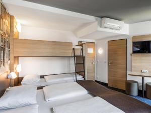 Postel nebo postele na pokoji v ubytování B&B Hotel Lübeck