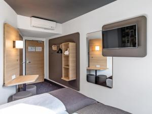 TV a/nebo společenská místnost v ubytování B&B Hotel Lübeck