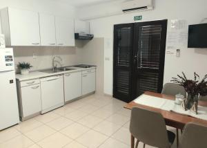 Kuchyň nebo kuchyňský kout v ubytování Rumora Ivan Apartment