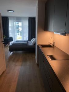 eine Küche mit einem Bett in der Mitte eines Zimmers in der Unterkunft Red bridge Resort - Apartament & SPA in Dziwnów