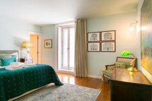 リスボンにあるLisbon Glamorous Houseのベッドルーム(緑のベッド1台、窓付)
