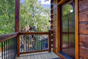 Μπαλκόνι ή βεράντα στο Bear Tracks Lodge cabin
