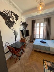 a bedroom with a map of the world on the wall at Les chambres de Cédric ICONIC TRAM GARE Nice Ville JEAN MEDECIN à proximité in Nice