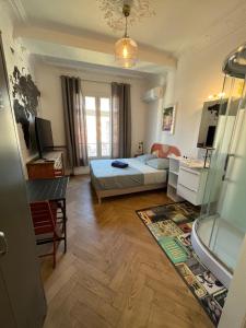 a bedroom with a bed and a tub in it at Les chambres de Cédric ICONIC TRAM GARE Nice Ville pour personnes CALMES in Nice