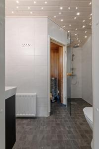 uma casa de banho com um chuveiro, um lavatório e um WC. em WeHost Penthouse Studio with Sauna and Balcony @Meritullinkatu 13 A em Helsinque