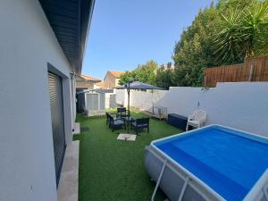 Fotografie z fotogalerie ubytování Charmante Maison avec Piscine v destinaci Bessan