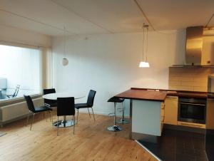 een keuken en eetkamer met een tafel en stoelen bij (Id 039) Rørkjærsgade 12 dor 209 in Esbjerg