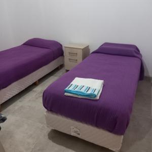 Una cama o camas en una habitación de Cabañas Plottier-Neuquén