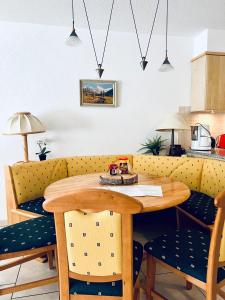 einen Esstisch mit Stühlen und einem Tisch in der Unterkunft Haus Alpina - CharmingStay in Flumserberg