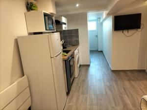 Кухня или мини-кухня в Cosy Studio proche de Paris et des aéroport d'Orly et Charle de Degaules
 +9 фотографий