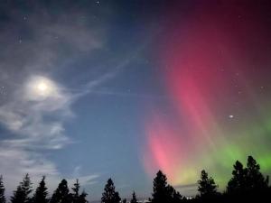 una imagen de la aurora boreal en el cielo en Cozy Home w/ Views from Heaven! en Spokane
