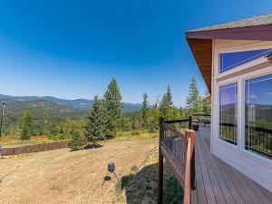 un porche de una casa con vistas a las montañas en Cozy Home w/ Views from Heaven! en Spokane