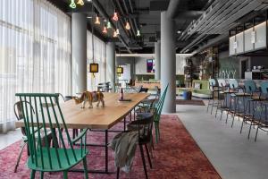 Reštaurácia alebo iné gastronomické zariadenie v ubytovaní Moxy Vienna City East