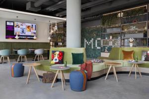 Televízia a/alebo spoločenská miestnosť v ubytovaní Moxy Vienna City East