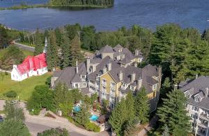an aerial view of a large house at Ermitage du Lac in Mont-Tremblant