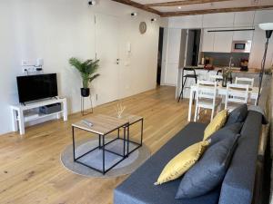 a living room with a couch and a table at Apartamento HALO VIGO in Vigo