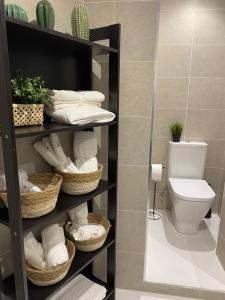 baño con estante con toallas y aseo en Apartamento HALO VIGO, en Vigo