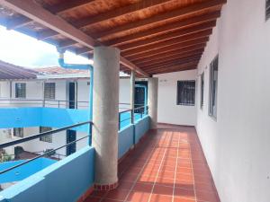 widok na balkon domu w obiekcie El encanto de SOPETRAN w mieście Sopetrán