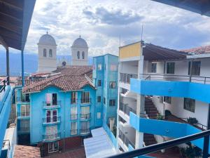 een uitzicht vanaf het balkon van een gebouw met blauwe gebouwen bij El encanto de SOPETRAN in Sopetran