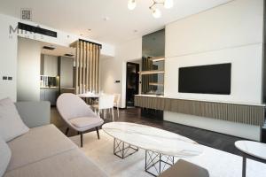 TV a/nebo společenská místnost v ubytování Mira Holiday Homes - Cozy apartment in Al Jaddaf