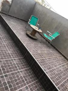 プエルト・マドリンにあるRock Apartの煉瓦造りの歩道に座るテーブルと椅子