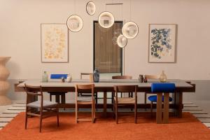 - une salle à manger avec une table et des chaises dans l'établissement Hôtel Parc du Landreau, aux Herbiers