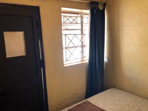 سرير أو أسرّة في غرفة في Residencial Meu Tio