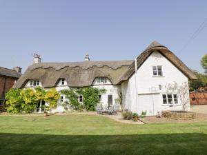 Casa blanca grande con techo de paja en Millstone House, en Lutterworth