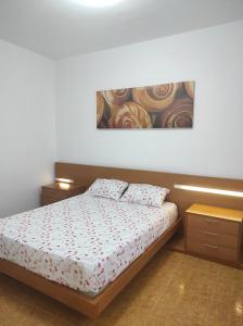 1 dormitorio con 1 cama y una pintura en la pared en Casa Celeste San Isidro, en San Isidro