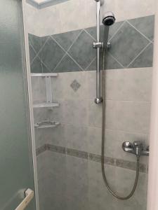 um chuveiro com uma mangueira na casa de banho em the AllSun em Tirano