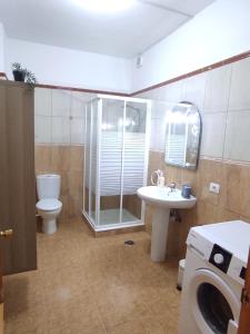 y baño con ducha, aseo y lavamanos. en Casa Celeste San Isidro, en San Isidro