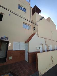 a white building with a door and a courtyard at Casa Celeste San Isidro in San Isidro