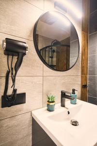 La salle de bains est pourvue d'un lavabo et d'un miroir. dans l'établissement Baza Dunajec Komfortowy Domek, à Czarny Dunajec